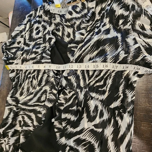 Notations Black and White Ruffled   Blouse with Matching Cami - Picture 4 of 7